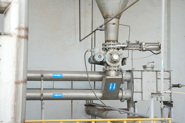 原材料貯蔵タンク